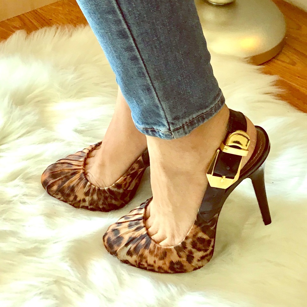 Report Signature Leopard Pumps